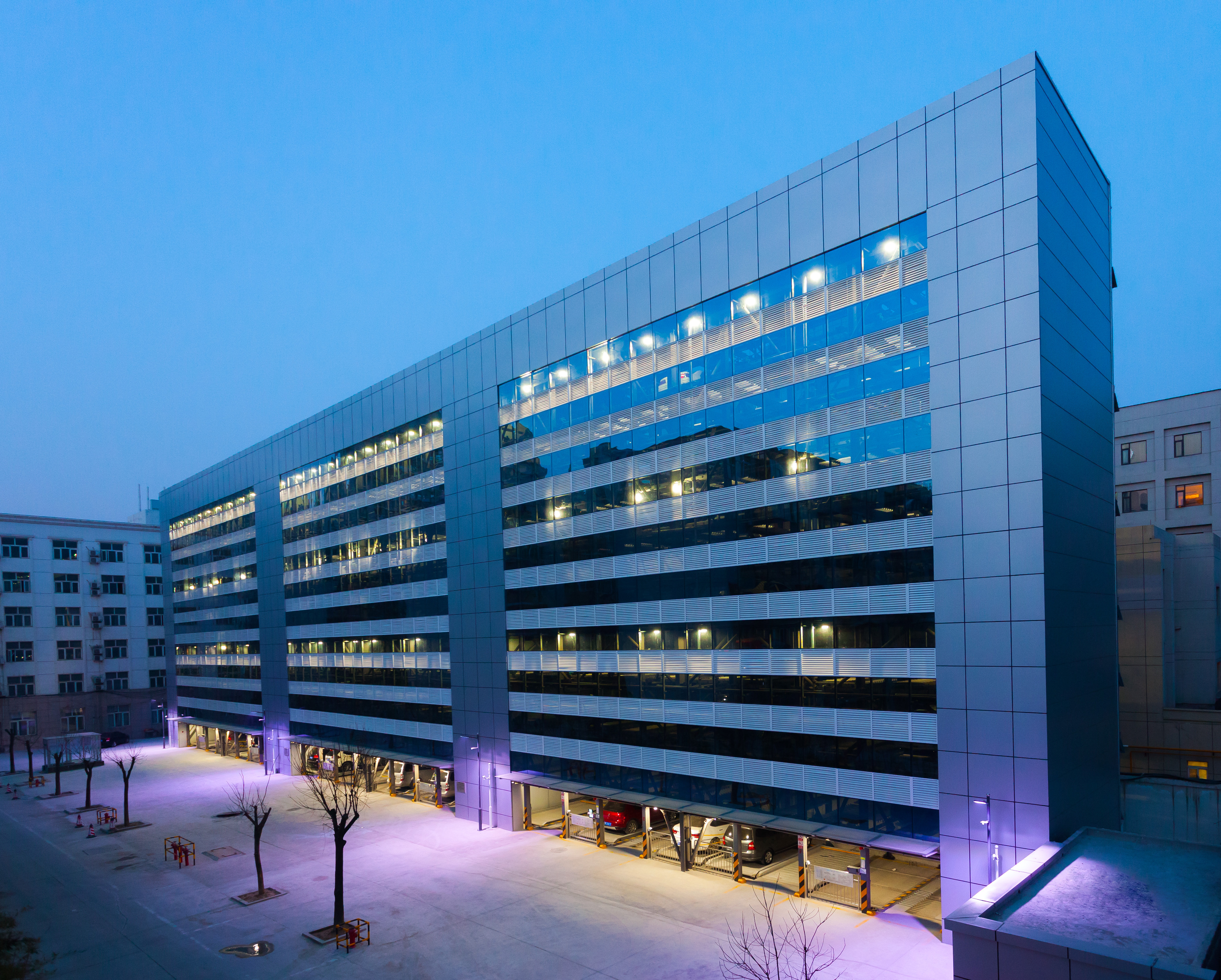 multi-story lifting at traversing parking equipment